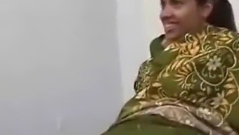 Intialainen Söpö Desi-Teini Liittyy Kolmioon.