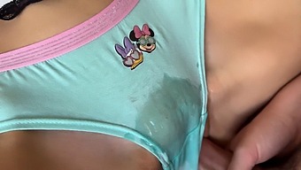 Amateur Couple Enjoys Kinky Pussy Rubbing And Intimate Cumshot
